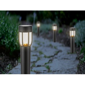 Schwarze LED-Solarfackel mit Erdspieß als Wegeleuchte im Garten.