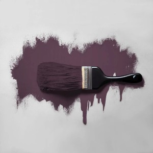 Pinsel mit matter Tadessi Wandfarbe Brombeerlila auf hellem Untergrund. Violette Dispersionsfarbe für bunte Wände.
