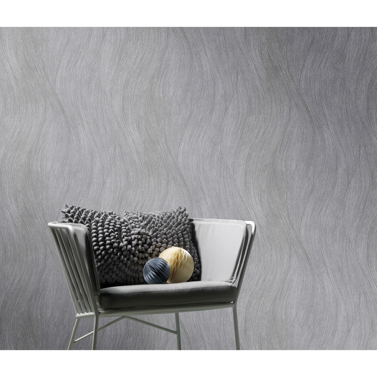 Erismann Vliestapete Swing Anthrazit mit Wellenmuster an Wand hinter Stuhl.