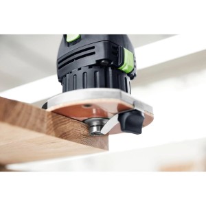Festool Akku-Kantenfräse fräst präzise Holzkante. Schwarzes Handwerkzeug für Holzbearbeitung.