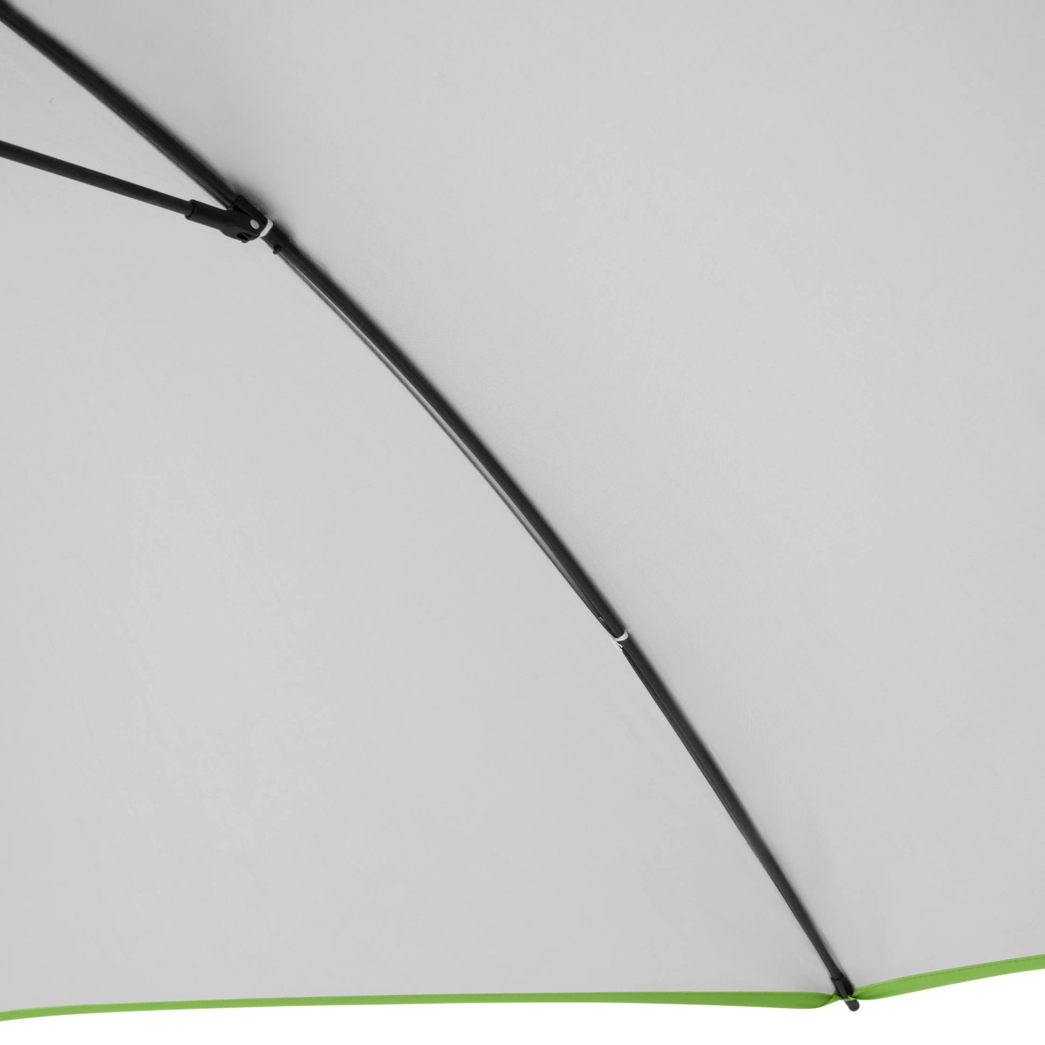Detailaufnahme: Innenseite Doppler Strandschirm Windprofi Neo 200, grüne Umrandung, schwarze Streben.