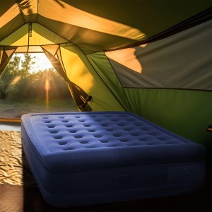 Blaues Juskys Luftbett Sapri L im Zelt. Ideal als Gästebett oder Campingbett.