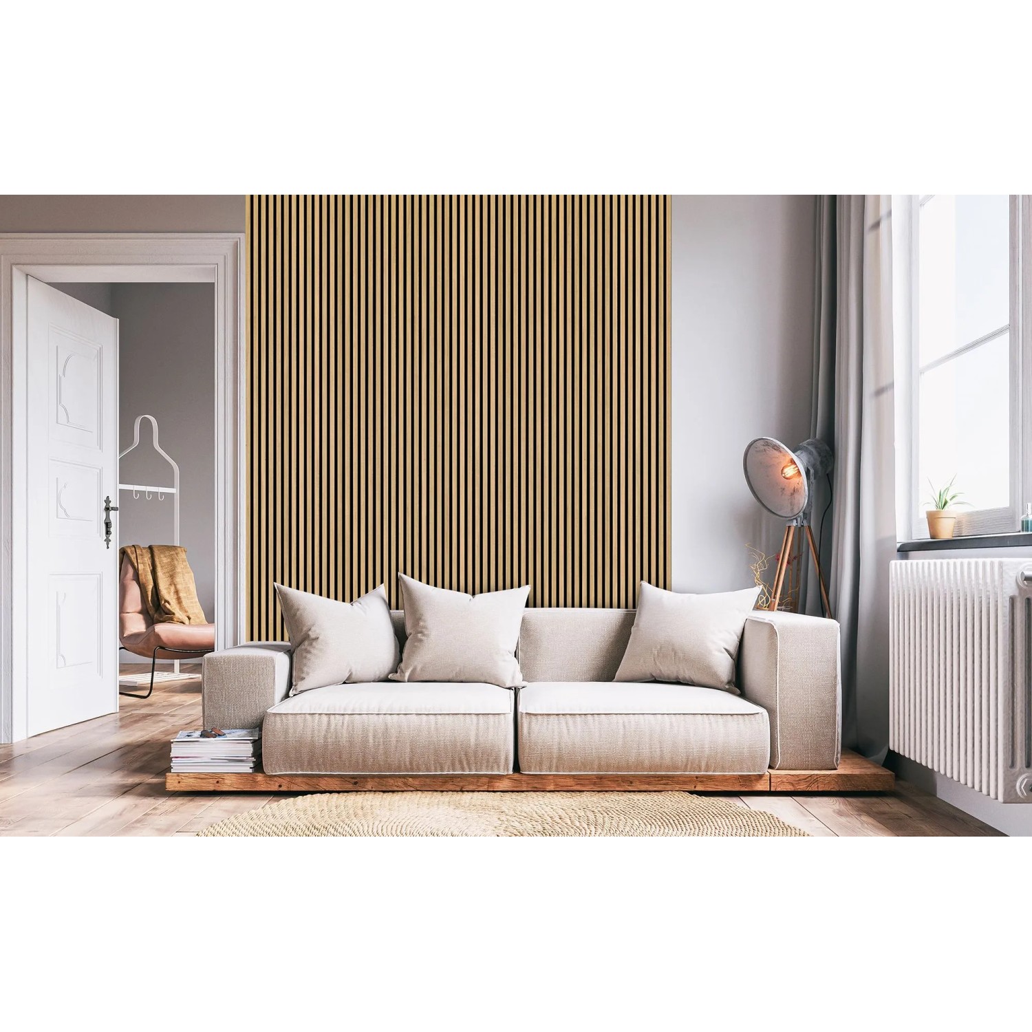 Wohnraum mit FN Acustico Akustikpaneel Eiche Natur an der Wand hinter einem Sofa.