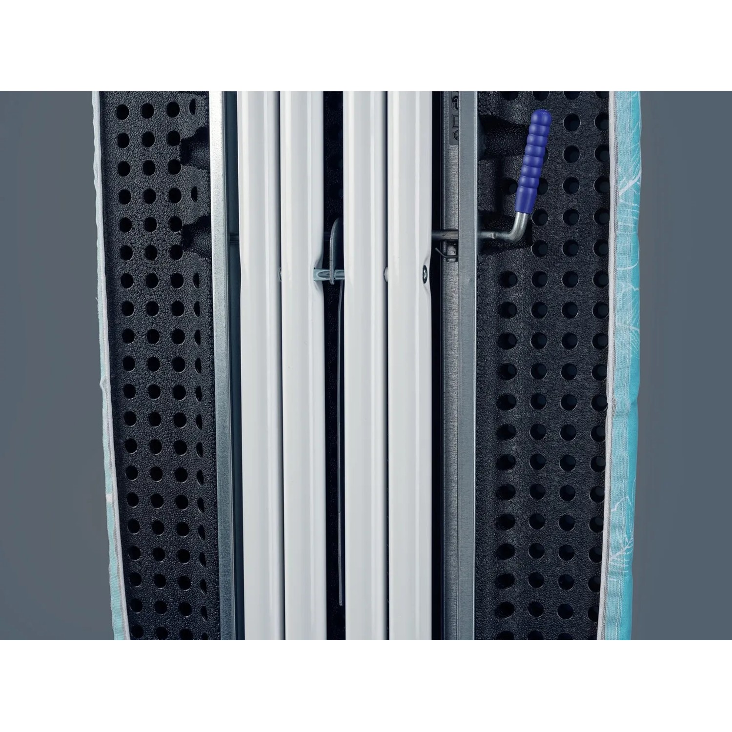 Zusammengeklappter Leifheit Bügeltisch AirBoard Compact M Plus, platzsparend verstaut.