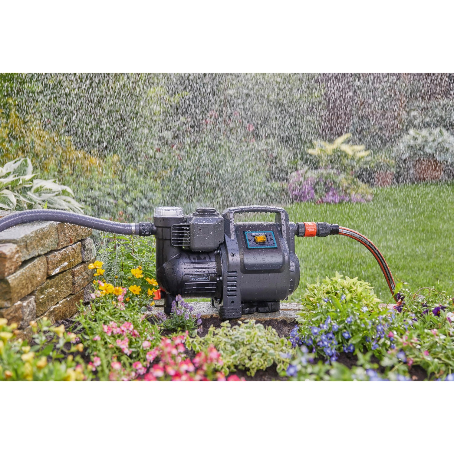 Gardena Haus- und Gartenautomat 3500/4 im Einsatz zur Gartenbewässerung.