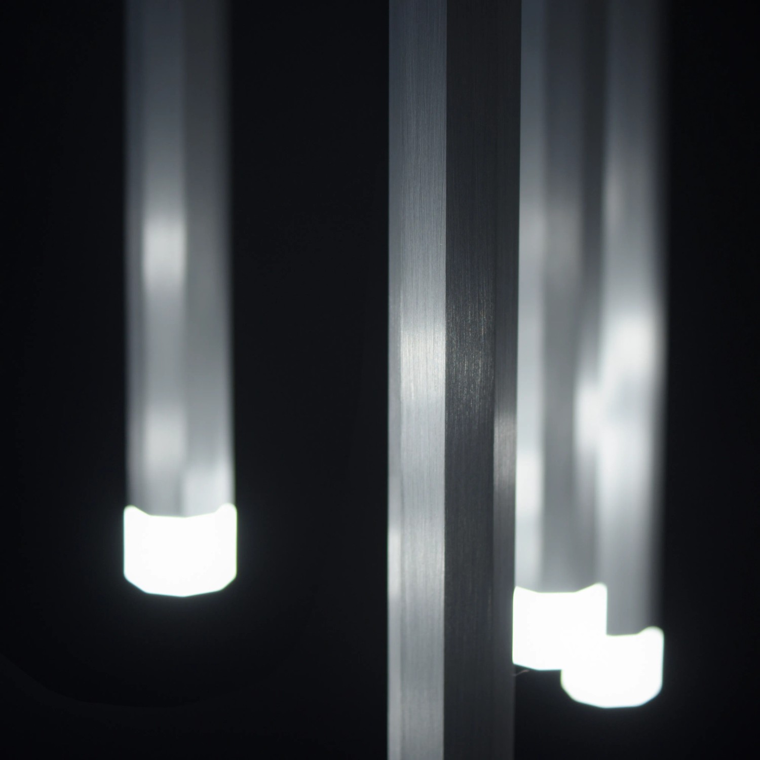 Moderne 10-flammige LED-Pendelleuchte Bruno aus Aluminium, 89x120cm, warmweißes Licht.