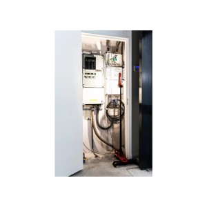 Skil Akku-Teleskop LED-Arbeitsleuchte (ohne Akku/Ladegerät) im Einsatz in einem Technikraum.