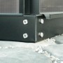 Detailaufnahme des schwarzen Stahlfundaments Vitavia 900 mit Schrauben und Klammern für Gewächshäuser.