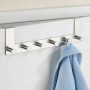 Wenko Türgarderobe Celano mit 6 Haken aus rostfreiem Edelstahl, an Tür mit blauem Handtuch.