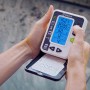 Geka Bewässerungscomputer mit Hahnadapter in der Hand, zur Einstellung der Bewässerung.