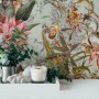 Vliestapete mit Blumenmuster in Grün und Rosa. Dekorative Tapete mit floralem Design.