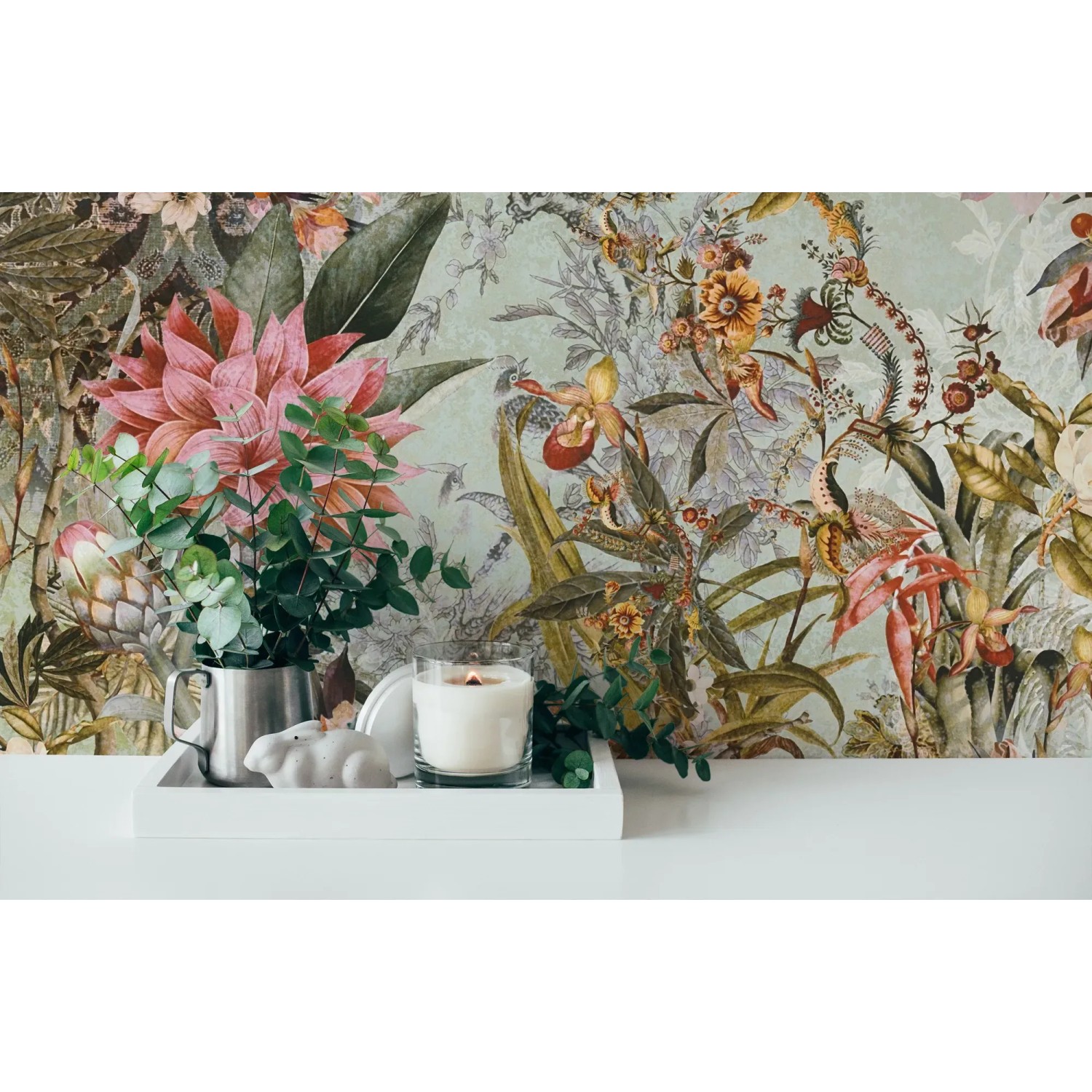 Vliestapete mit Blumenmuster in Grün und Rosa. Dekorative Tapete mit floralem Design.