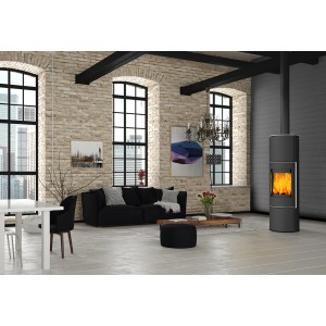 Schwarzer Fireplace Perondi Kaminofen (5 kW) im Wohnraum mit brennendem Feuer.