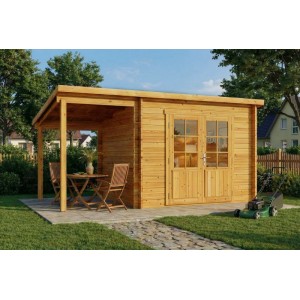 Imprägniertes Alpholz Gartenhaus Maria-28 mit Schleppdach, 300x250 cm, mit Tisch und Stühlen vor dem Haus.