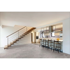 Heller Wohnraum mit Classen Ceramin Neo Vario Breccia Dekor-Paneelen in Steinoptik als Bodenbelag.