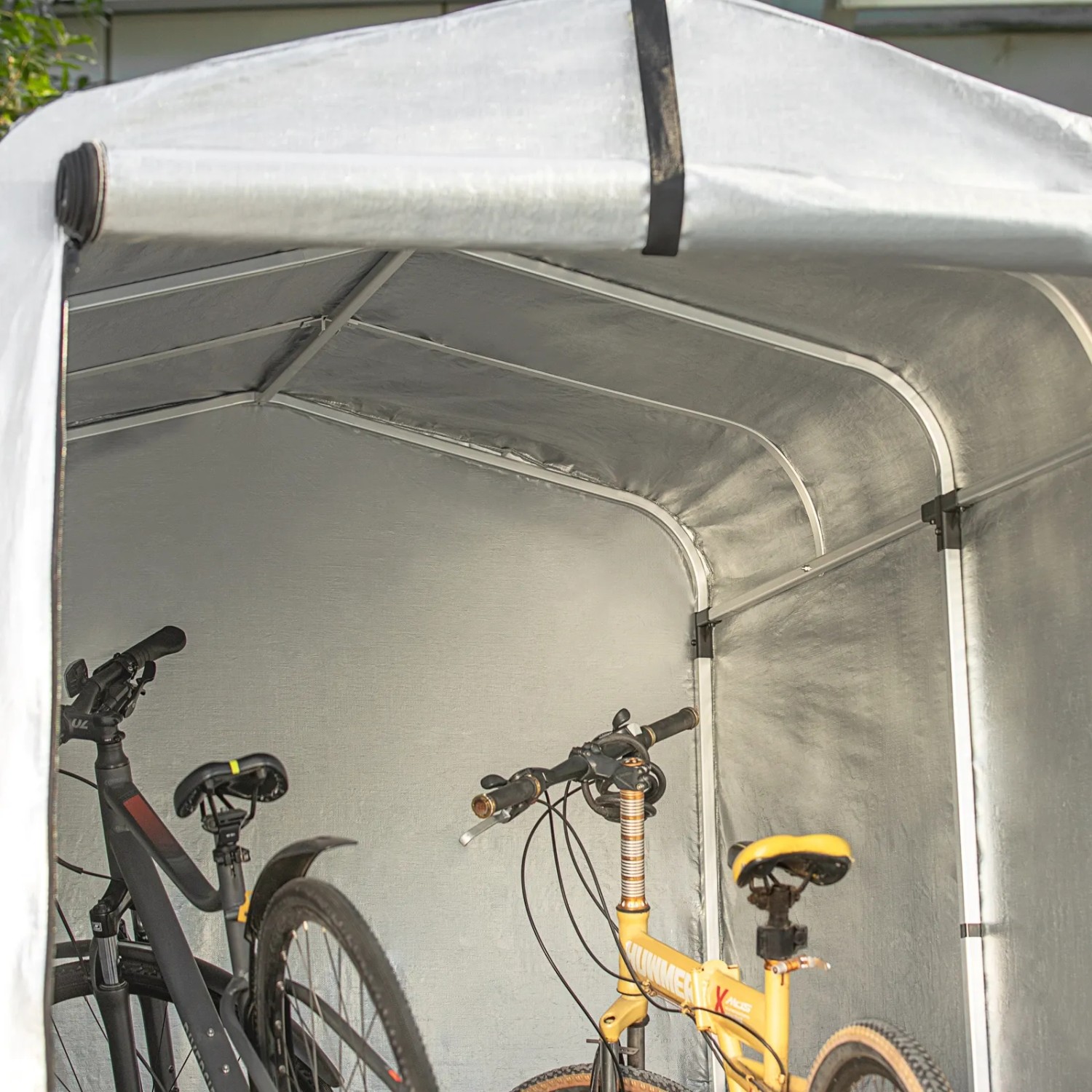 SoBuy Fahrradgarage/Gerätehaus KLS11-L mit zwei Fahrrädern darin.