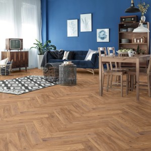Verlegtes Kronoflooring Laminat Firebrand Oak im Fischgrätmuster in Wohnraum.