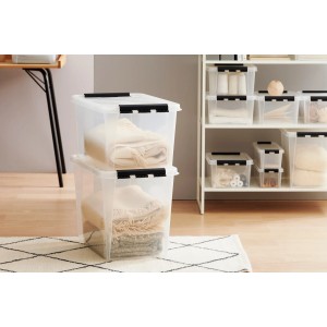 Zwei transparente SmartStore Aufbewahrungsboxen Classic 66l mit Deckel, gestapelt.