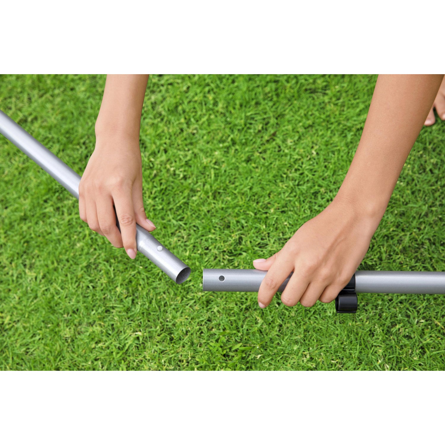 Bestway Reinigungsset: Stielverbindung für Poolreinigung auf Rasen.