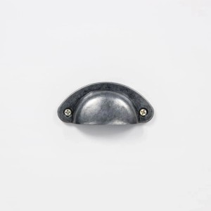 Detailaufnahme: Schalengriff aus Metall für vidaXL Nachttisch aus Kiefernholz.