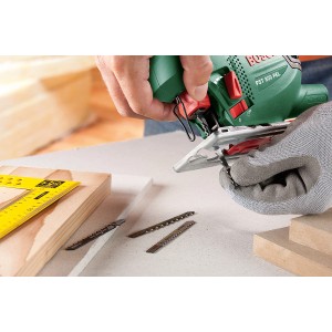 Bosch PST 800 PEL Stichsäge in Aktion mit Holz und Zubehör.