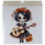 Halloween-Fensterbild: Mädchen mit Sugar Skull Gesicht, Rosenkranz und Gitarre. Mehrfarbige Halloweendeko.