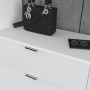 Weißer Hochglanz Garderobenschrank SystemX. Detailansicht der Front mit glänzenden Oberflächen und eleganten Chromgriffen.