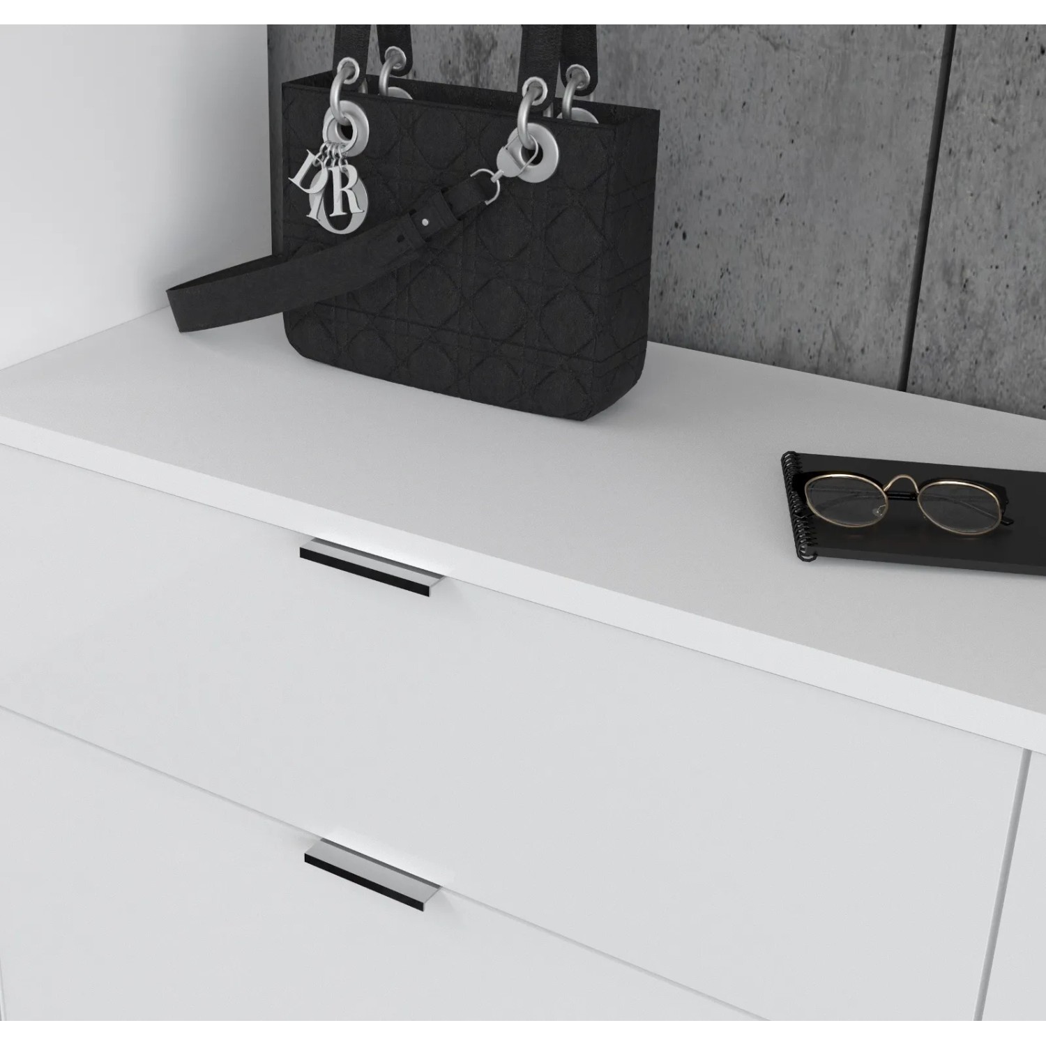 Weißer Hochglanz Garderobenschrank SystemX. Detailansicht der Front mit glänzenden Oberflächen und eleganten Chromgriffen.