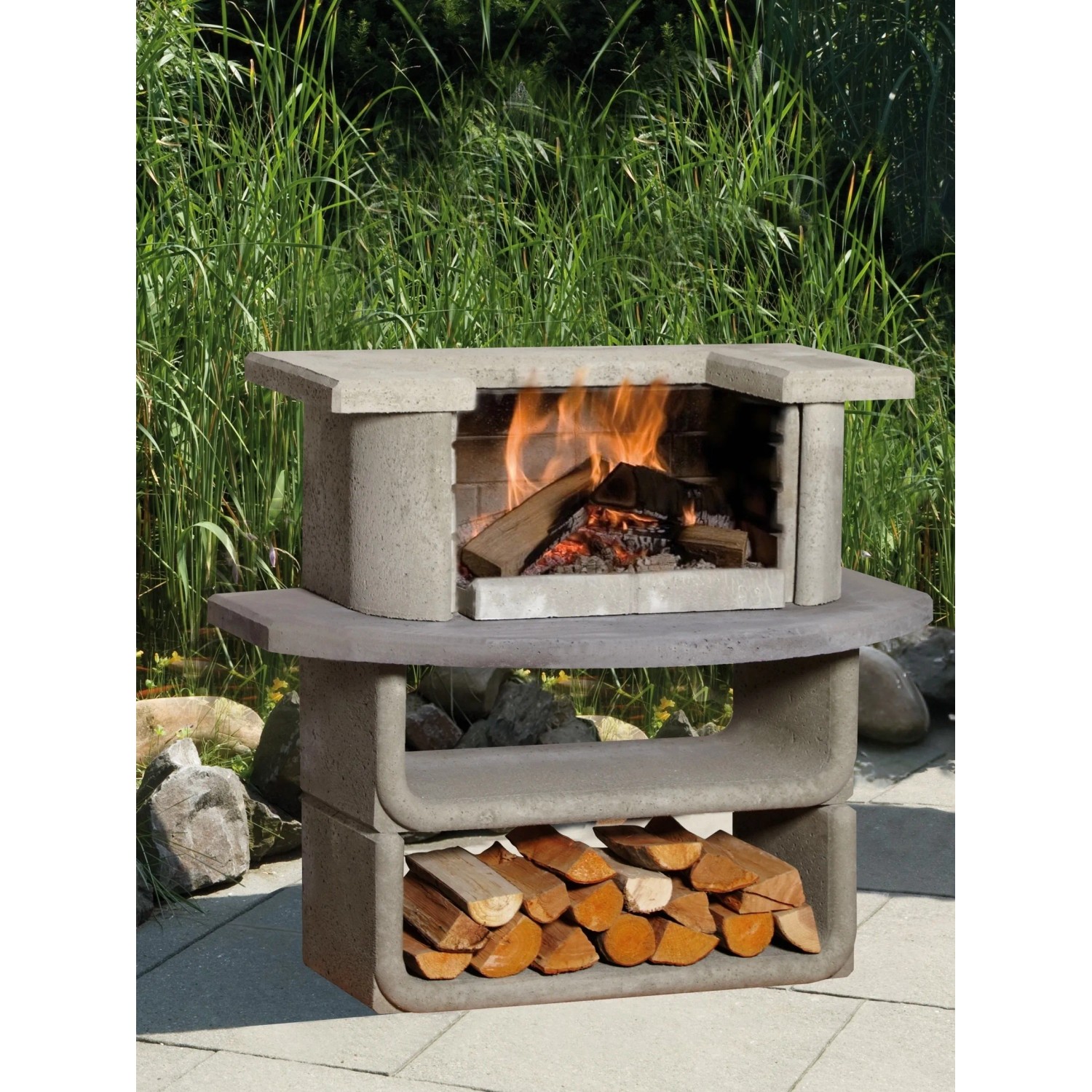 Buschbeck Grillbar Kingston aus Beton mit Feuerholz und Grillrost. Ideal für Garten und Terrasse.