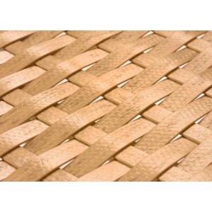 Nahaufnahme von hellbraunem Poly-Rattan Geflecht. Detail der gewebten Struktur für Gartenmöbel-Sets und Balkon-Sets.