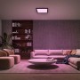 Philips Hue Tento LED-Panel in Schwarz, quadratische Deckenleuchte mit farbigem Licht in Wohnzimmer.