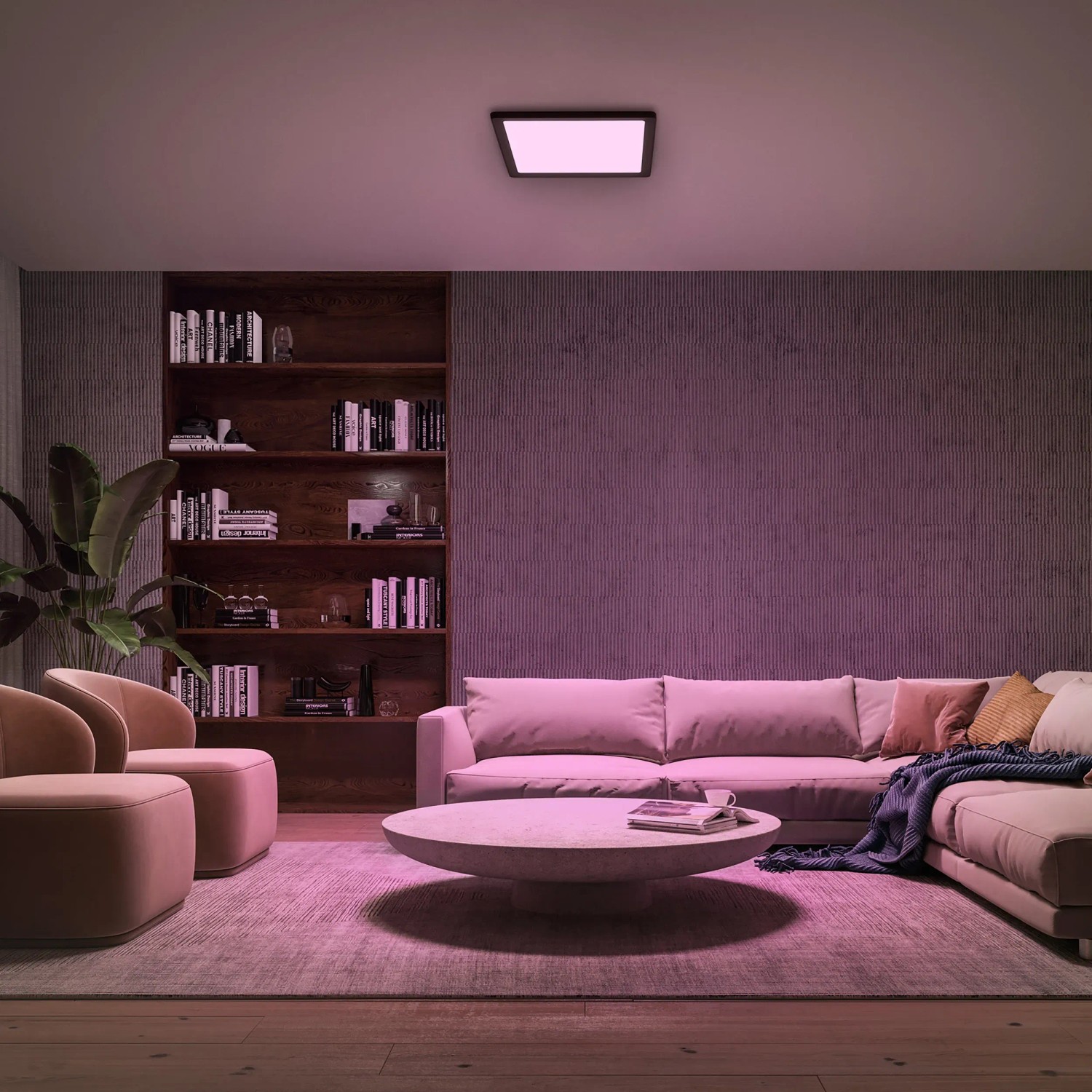 Philips Hue Tento LED-Panel in Schwarz, quadratische Deckenleuchte mit farbigem Licht in Wohnzimmer.