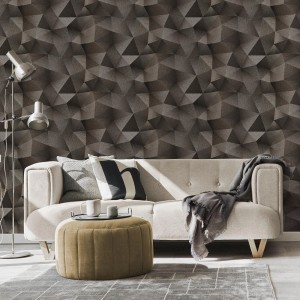 Wohnzimmer mit schwarzer Vliestapete mit grafischem Dreieck Muster und Metallic Effekt.