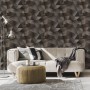 Wohnzimmer mit schwarzer Vliestapete mit grafischem Dreieck Muster und Metallic Effekt.