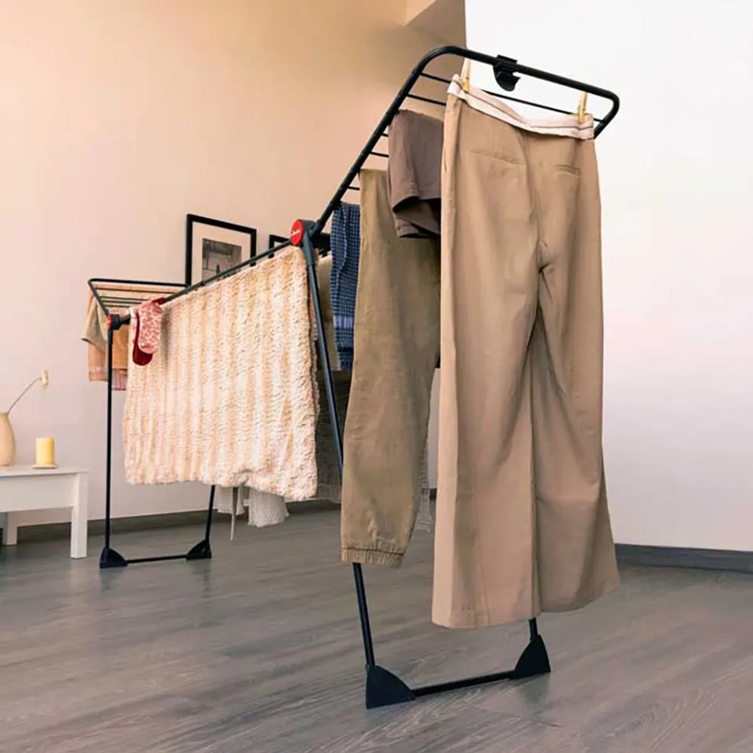 Schwarzer Vileda Wäscheständer Infinity Flex Ultimate mit Wäsche, 122 x 50 cm.