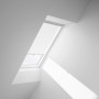 Velux Sichtschutzrollo RHL 100 1028, weiß, am Dachfenster mit Haltekrallen.