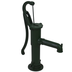 Grüne TRUTZHOLM Schwengelpumpe aus Gusseisen für Garten & Brunnen.