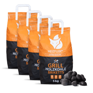 Vier orange-schwarze Heizfuxx 5kg Säcke Grillbriketts und ein Haufen Holzkohlebriketts für langanhaltende Glut beim BBQ.