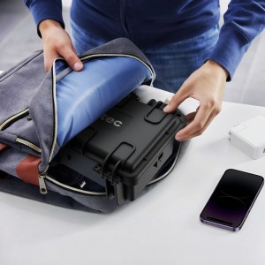 Schwarzer Wiltec Universalkoffer wird in Rucksack gepackt. Wasserdichter Schutzkoffer für sicheren Transport von Geräten.