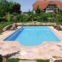 Rechteckiger Steinbach Styropor Pool im Garten mit hellblauem Wasser und Steinumrandung.