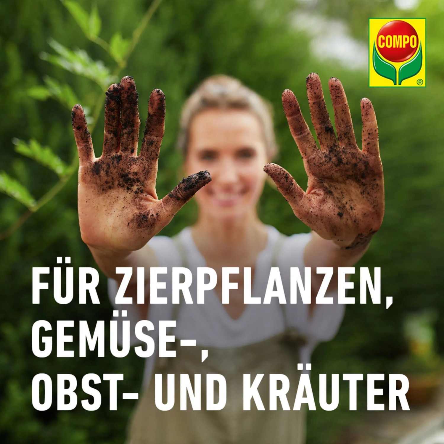 Frau zeigt Hände mit Erde, Compo Bio Universal-Erde torffrei für Zier-, Gemüse-, Obst- und Kräuterpflanzen.