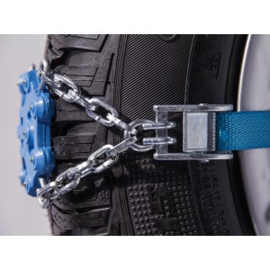 Ottinger Anfahrhilfe Spike am PKW-Rad: Kette mit blauen Spikes und blauem Spanngurt.