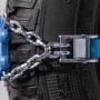 Ottinger Anfahrhilfe Spike am PKW-Rad: Kette mit blauen Spikes und blauem Spanngurt.