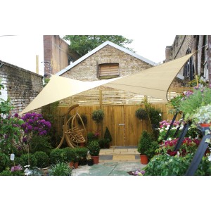 Cremefarbenes Perel Viereck-Sonnensegel 360x360 cm spendet Schatten im Garten.