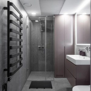 Schwarze Relaxdays Bambus Badematte (54x36cm) im modernen Badezimmer vor Dusche.