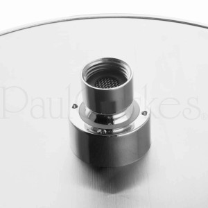 Detailaufnahme der verchromten Regendusche aus dem PaulGurkes Duschset, Fokus auf den Anschluss.