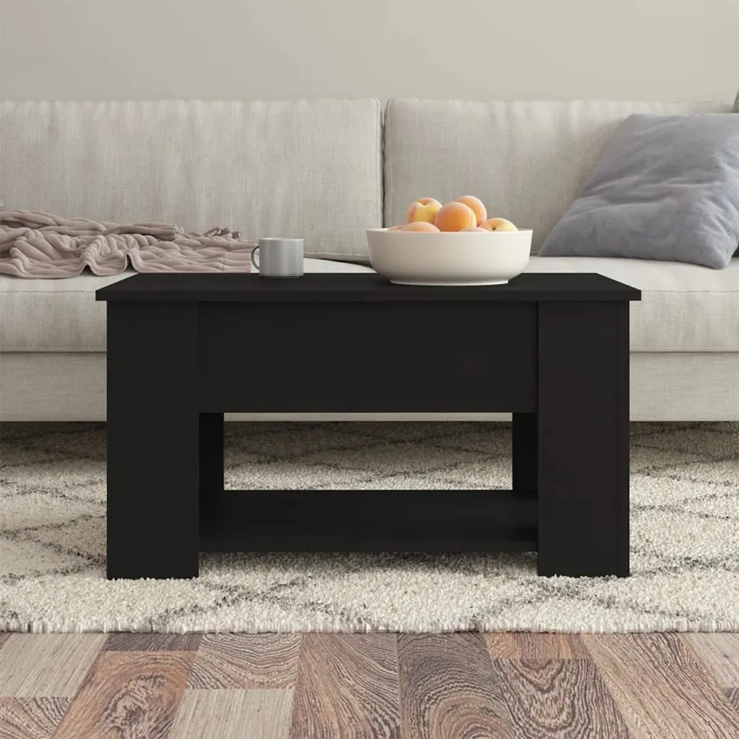 Schwarzer vidaXL Couchtisch (79x49x41 cm) aus Holzwerkstoff mit Ablage und Deko.