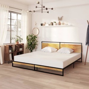 Schwarzes Metallbett 200x200 cm mit Holz-Kopfende im Schlafzimmer.