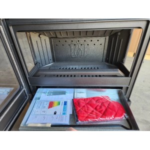 Innenansicht Plamen Gusskaminofen ECO 50, 12 kW mit Zubehör im Aschekasten.