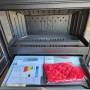Innenansicht Plamen Gusskaminofen ECO 50, 12 kW mit Zubehör im Aschekasten.